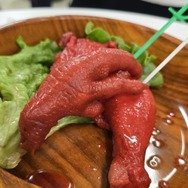 ドラゴン肉はチキンに似た味がしました。恐竜が鳥に進化したからドラゴンがチキンの味でも不思議はない?