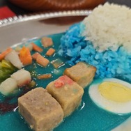 『パラリアルFUJIYAMAゴライコウカレー』は青いけど、ちゃんとカレーの味がしました。辛さはだいぶマイルドで万人向け。