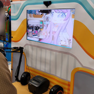 ソニーの立体視ディスプレイは横から見るとブレた感じになりますが、正面に立てばそこにアバターの店員さんが!