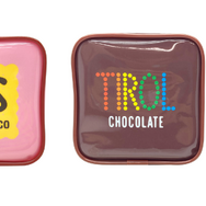 「チロルチョコ」がポーチやコスメに！？ 食べたくなるほど可愛い新アイテムがプライズ展開