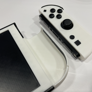 リークをもとに作り上げた？「ニンテンドースイッチ 2」のカバーを展示する海外メーカーに直撃取材！