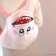 『遊戯王』よりマシュマロンをモチーフにした「ぬいぐるみリュック」がプライズで展開中―カワイイ表情とチャック部分に生えた歯が