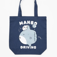 「ショ…ンショ…」とマンボウを運転する「ちいかわ」が愛おしい…！人気アートを使用した新作トートバッグ全6種が本日1月22日12時より発売