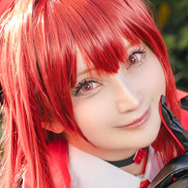 【コスプレ】真っ赤な髪にパンクテイストの黒衣装！カッコ良さとセクシーが絶妙な『NIKKE』ラピ:レッドフードの美女レイヤー【写真9枚】