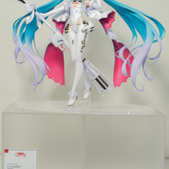 「レーシングミク」が可愛い！充実の「ホロメン」“ポッパレ”シリーズも楽しい「ワンフェス」Vアイドルフィギュアに熱視線