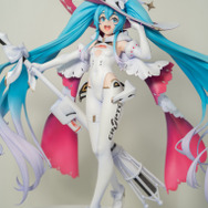 「レーシングミク」が可愛い！充実の「ホロメン」“ポッパレ”シリーズも楽しい「ワンフェス」Vアイドルフィギュアに熱視線