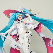 「レーシングミク」が可愛い！充実の「ホロメン」“ポッパレ”シリーズも楽しい「ワンフェス」Vアイドルフィギュアに熱視線