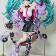 「レーシングミク」が可愛い！充実の「ホロメン」“ポッパレ”シリーズも楽しい「ワンフェス」Vアイドルフィギュアに熱視線