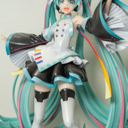 「レーシングミク」が可愛い！充実の「ホロメン」“ポッパレ”シリーズも楽しい「ワンフェス」Vアイドルフィギュアに熱視線