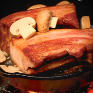 上手に焼けましたー♪ 『モンハンワイルズ』の焚き火料理をベーコン、マッシュルーム、ハチミツでリアルに再現!「絶対美味い」と大評判