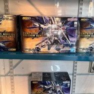 これがアメリカのガンダムベース!ガンプラ無料配布や巨大立像の展示など、家族で楽しめる“体験”を重視した内容に【フォトレポ】