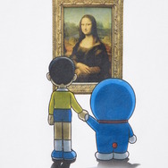 ユニクロから「ドラえもん&ルーヴル美術館UT」が発売！「モナ・リザ」を鑑賞するドラえもんとのび太など、芸術的でカジュアルな4種類