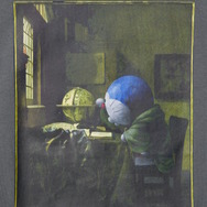 ユニクロから「ドラえもん&ルーヴル美術館UT」が発売！「モナ・リザ」を鑑賞するドラえもんとのび太など、芸術的でカジュアルな4種類