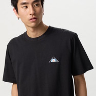 ユニクロから「ドラえもん&ルーヴル美術館UT」が発売！「モナ・リザ」を鑑賞するドラえもんとのび太など、芸術的でカジュアルな4種類