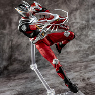 戦わなければ生き残れない！「仮面ライダー龍騎」が圧倒的な可動域でアクションフィギュア化―OPで印象的な複眼も光る