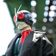 コートを着てたたずむ姿がカッコいい！「シン・仮面ライダー」より一文字隼人こと“仮面ライダー第2号”メガソフビが発売中