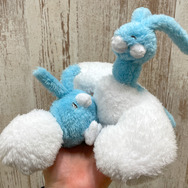 ぶるぶる…むぎゅ！『ポケモン』泣きべそかいた進化前＆ニコニコ笑顔な進化後のハグに癒やされる―2匹セットのぬいぐるみに4組が仲間入り