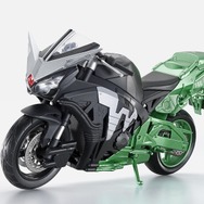 街を駆け抜ける「仮面ライダーW サイクロンジョーカー」を