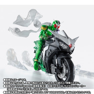 街を駆け抜ける「仮面ライダーW サイクロンジョーカー」を