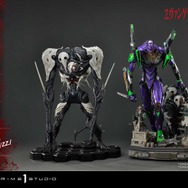 「エヴァンゲリオン 初号機（別売り）」と並び立つディスプレイは壮観！