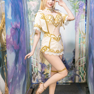 マジェスティック装備を纏うエルフ『リネージュII』/ソフィー(X:@PeachMilky_Cos)