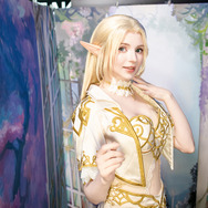 マジェスティック装備を纏うエルフ『リネージュII』/ソフィー(X:@PeachMilky_Cos)