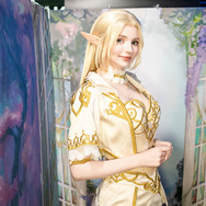 マジェスティック装備を纏うエルフ『リネージュII』/ソフィー(X:@PeachMilky_Cos)