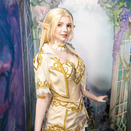 マジェスティック装備を纏うエルフ『リネージュII』/ソフィー(X:@PeachMilky_Cos)