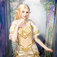 マジェスティック装備を纏うエルフ『リネージュII』/ソフィー(X:@PeachMilky_Cos)