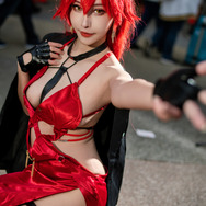 コスプレ】台湾美女による『NIKKE』レッドフードの赤いドレス姿