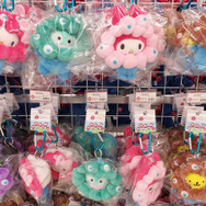 万博公式ストアは“ミャクミャクまみれ”！数々の人気キャラをコラボで吸収し、自身はカラバリ展開で存在感を放つ