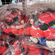 万博公式ストアは“ミャクミャクまみれ”！数々の人気キャラをコラボで吸収し、自身はカラバリ展開で存在感を放つ