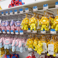 万博公式ストアは“ミャクミャクまみれ”！数々の人気キャラをコラボで吸収し、自身はカラバリ展開で存在感を放つ