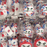 万博公式ストアは“ミャクミャクまみれ”！数々の人気キャラをコラボで吸収し、自身はカラバリ展開で存在感を放つ