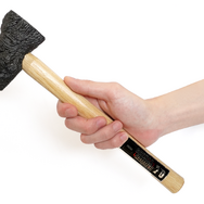 「ゴジラ」の足を忠実に再現した「ゴジラハンマー」が重厚感・存在感抜群！撮影に使用されたものを3Dスキャンし、精密鋳造技術で製作