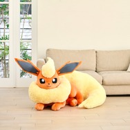 『ポケモン』イーブイとのサイズ差にビックリ!シャワーズ、サンダース、ブースターの「等身大ぬいぐるみ」受注販売は本日5月19日まで