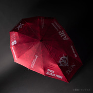 見せてもらおうか、盾型折りたたみ傘の性能とやらを！ガンダムたちの「シールド」が傘になって登場―雨は防げるがビームには弱い