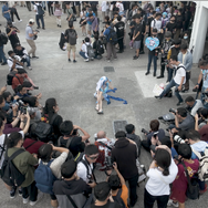 囲み撮影の様子