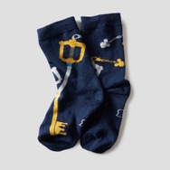 グラニフより『キングダム ハーツ』コラボアパレル発表！ソラとロクサス、キーブレード構える王様らをお洒落にデザイン