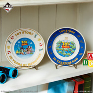 「トイ・ストーリー」30周年記念一番くじ発売！ウッディ＆バズのロゴ入りフィギュア、ロケット型クレーンゲーム機再現のライトも