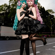 巡音ルカ／神説kamise（X：@kamise847）、初音ミク／零崎沙耶（X：@zerozakisaya）