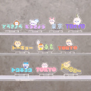 ピースするちいかわたちが可愛い！「ちいかわくじ」3商品が再販決定ーアクスタに加えて、神秘的なステンドグラス風アクリルバッジも