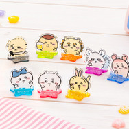 ピースするちいかわたちが可愛い！「ちいかわくじ」3商品が再販決定ーアクスタに加えて、神秘的なステンドグラス風アクリルバッジも