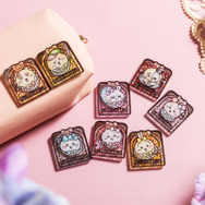 ピースするちいかわたちが可愛い！「ちいかわくじ」3商品が再販決定ーアクスタに加えて、神秘的なステンドグラス風アクリルバッジも