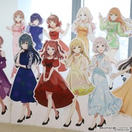 『学マス』等身大スタンディ12種が予約受付開始！豪華なパーティードレス姿で、特別な存在感を演出