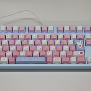 VTuber・結城さくなの推し活するならコレ！ 本人監修ゲーミングキーボード＆マウスパッドをレビュー　サイン入り背面ガラスプレートが嬉しい、ガジェットとしての使用感も◎