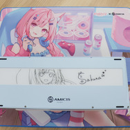 VTuber・結城さくなの推し活するならコレ！ 本人監修ゲーミングキーボード＆マウスパッドをレビュー　サイン入り背面ガラスプレートが嬉しい、ガジェットとしての使用感も◎