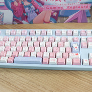 VTuber・結城さくなの推し活するならコレ！ 本人監修ゲーミングキーボード＆マウスパッドをレビュー　サイン入り背面ガラスプレートが嬉しい、ガジェットとしての使用感も◎