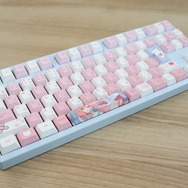 VTuber・結城さくなの推し活するならコレ！ 本人監修ゲーミングキーボード＆マウスパッドをレビュー　サイン入り背面ガラスプレートが嬉しい、ガジェットとしての使用感も◎