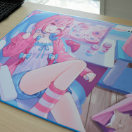 VTuber・結城さくなの推し活するならコレ！ 本人監修ゲーミングキーボード＆マウスパッドをレビュー　サイン入り背面ガラスプレートが嬉しい、ガジェットとしての使用感も◎